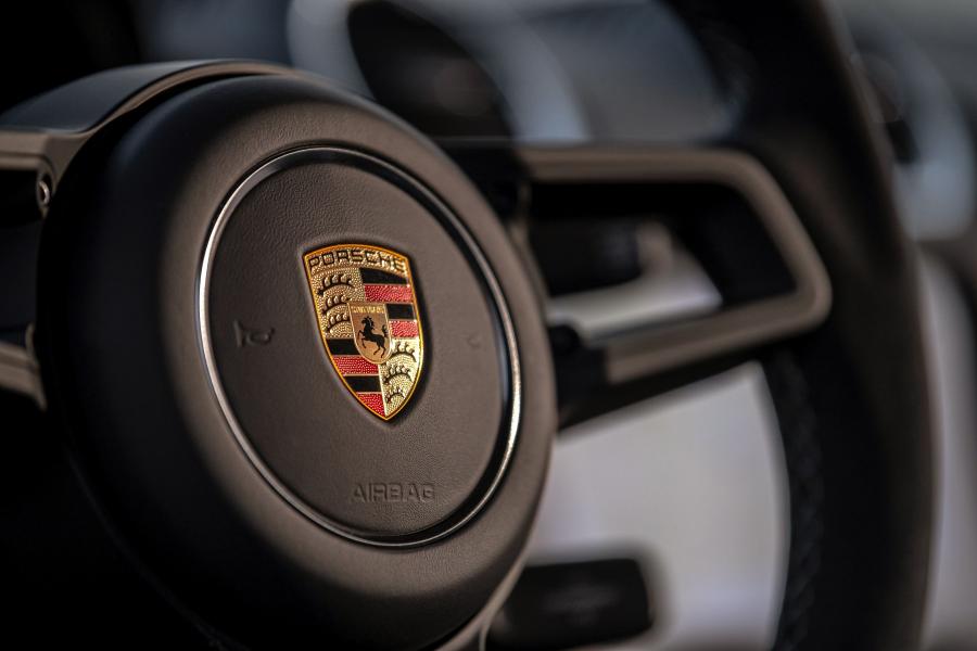 Детали интерьера Porsche 718 Cayman GT4 (982C) 2019 года  (NA) (фото 11 из 30)